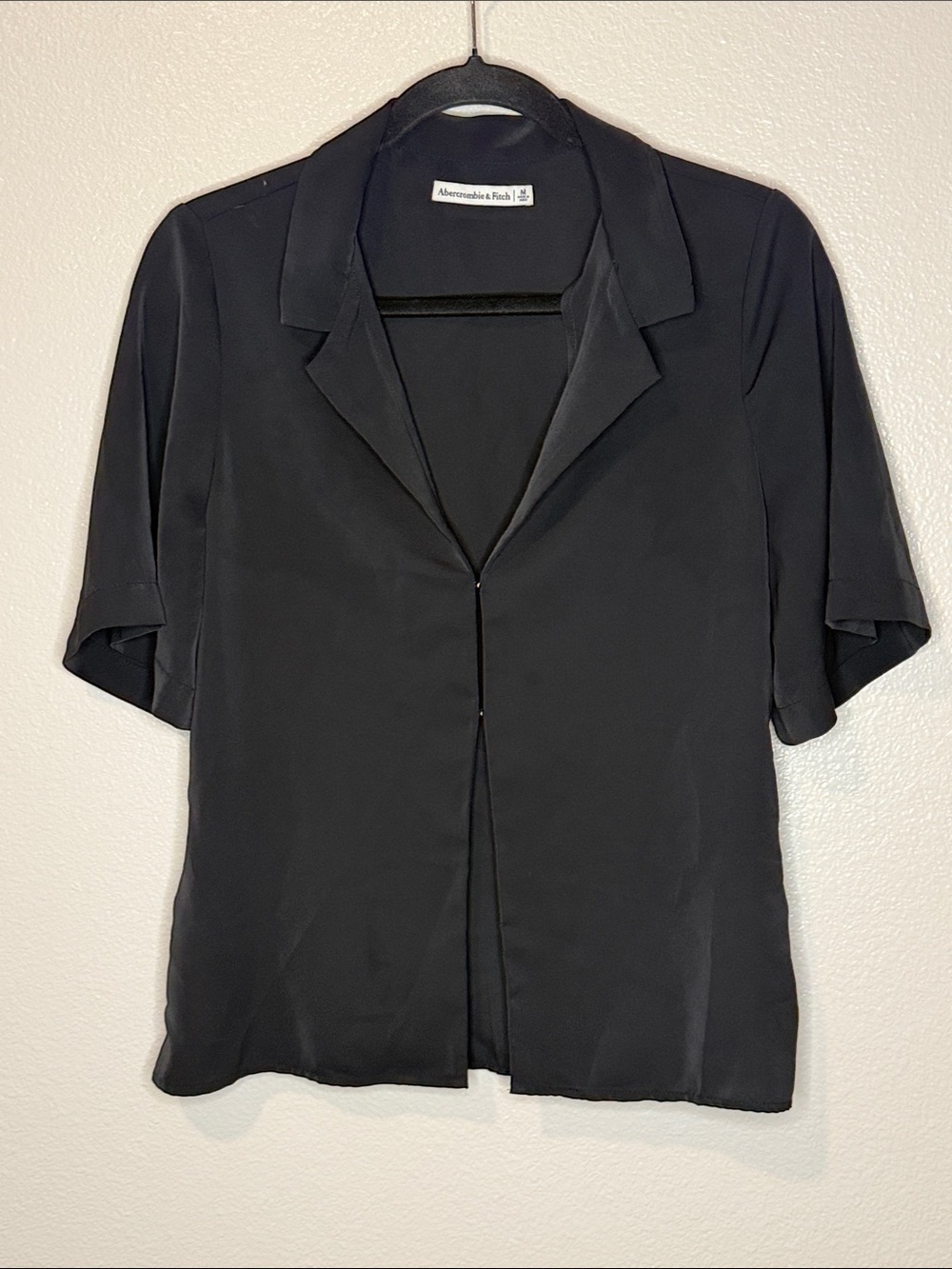 Abercrombie & Fitch Black Short Sleeve Button-Front Blouse size medium (bin13)
